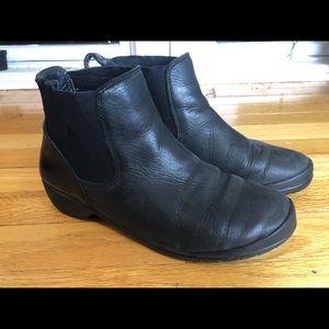 Bogs stylish leather ankle boots